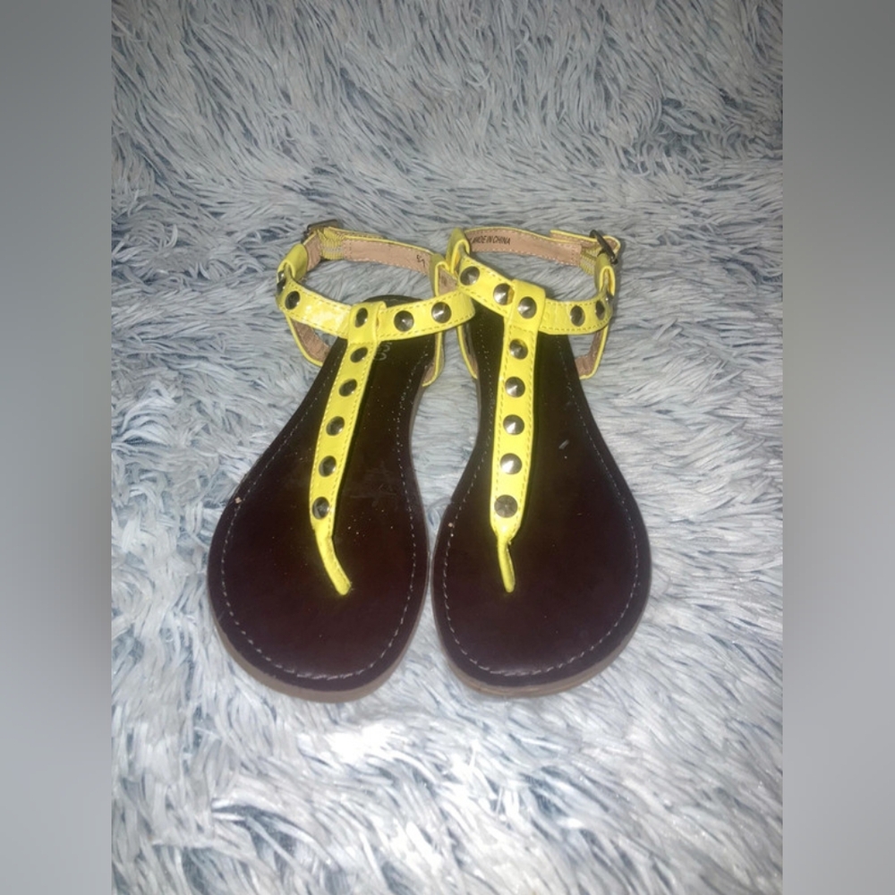 Bongo 8 Yellow Stud Sandals